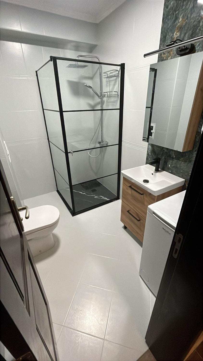 Shower, Toilet, Bathroom, towels