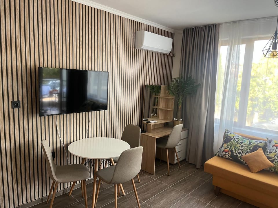 TV and multimedia, Living room, Seating area, Dining area, air conditioner