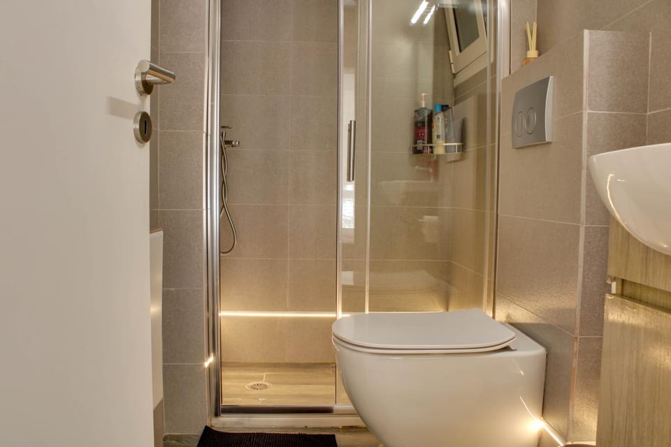 Shower, Toilet