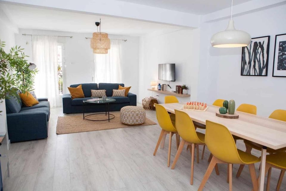 Living room, Seating area, Dining area