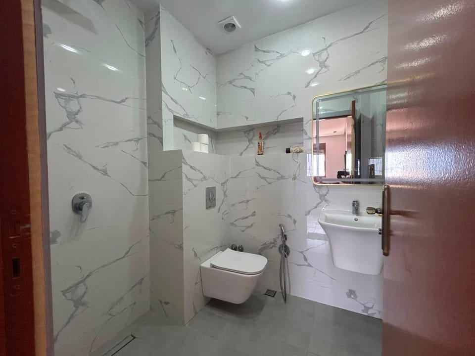 Shower, Toilet, Bathroom, bidet, towels