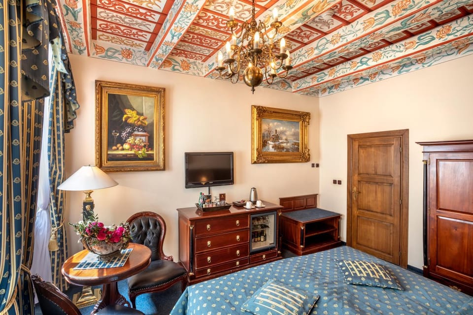 Bed, TV and multimedia, Seating area, Bedroom