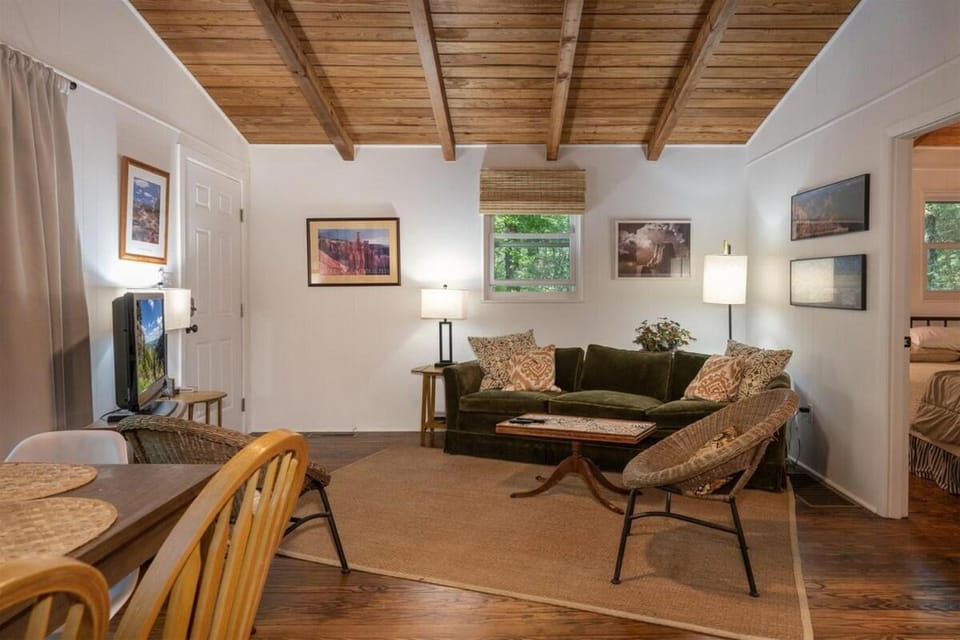 The Deep Forest Green Cottage · The Deep Forest Green Cottage House in Tennessee