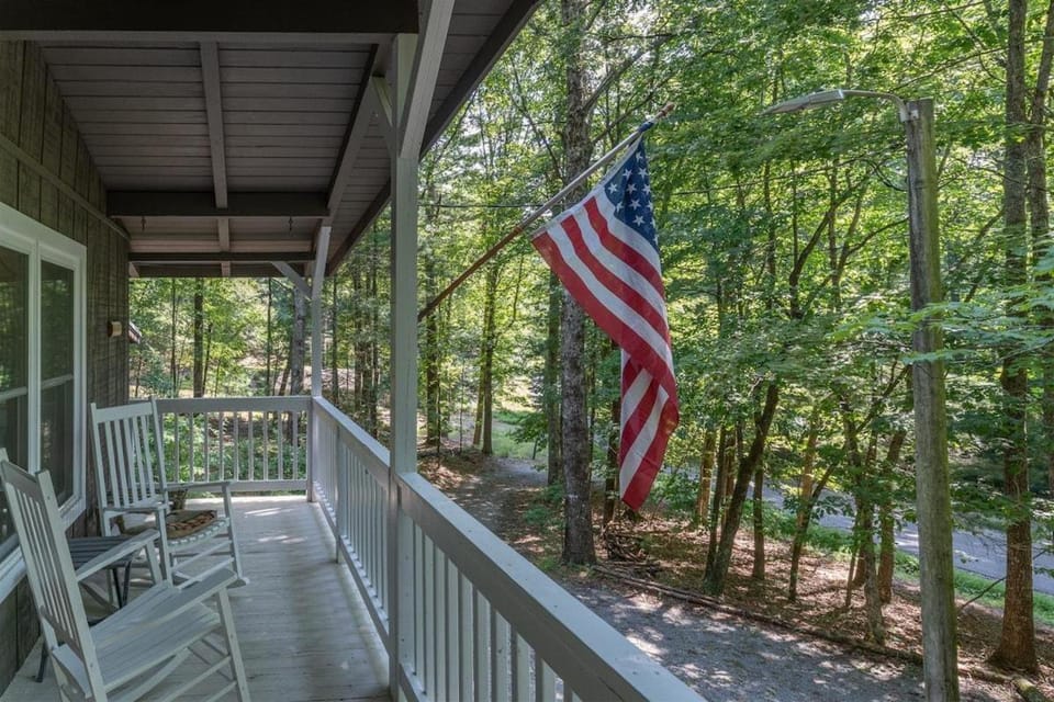 The Deep Forest Green Cottage · The Deep Forest Green Cottage House in Tennessee