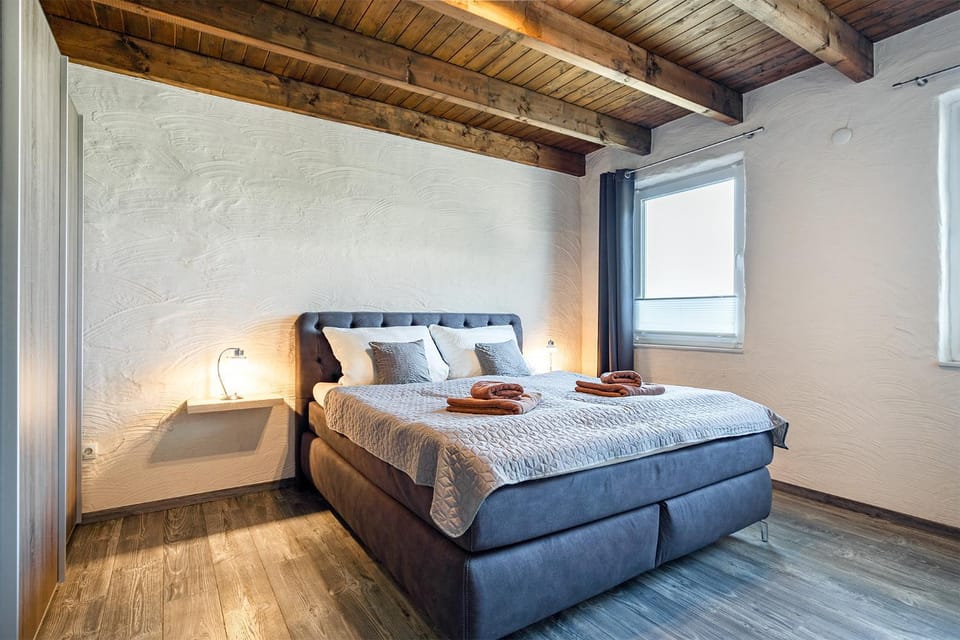 Bed, Photo of the whole room, Bedroom, towels