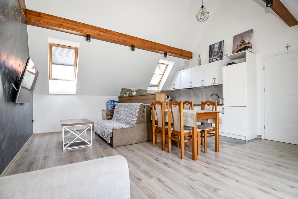 TV and multimedia, Kitchen or kitchenette, Living room, Seating area, Dining area