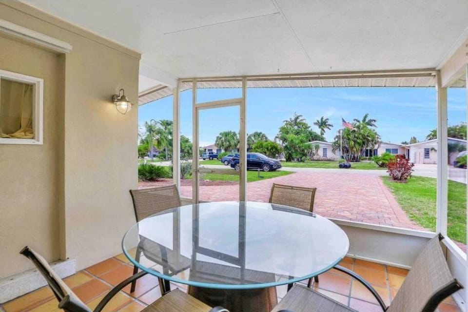 Comfy 3 bedroom with parking & close to everything House in Naples Park