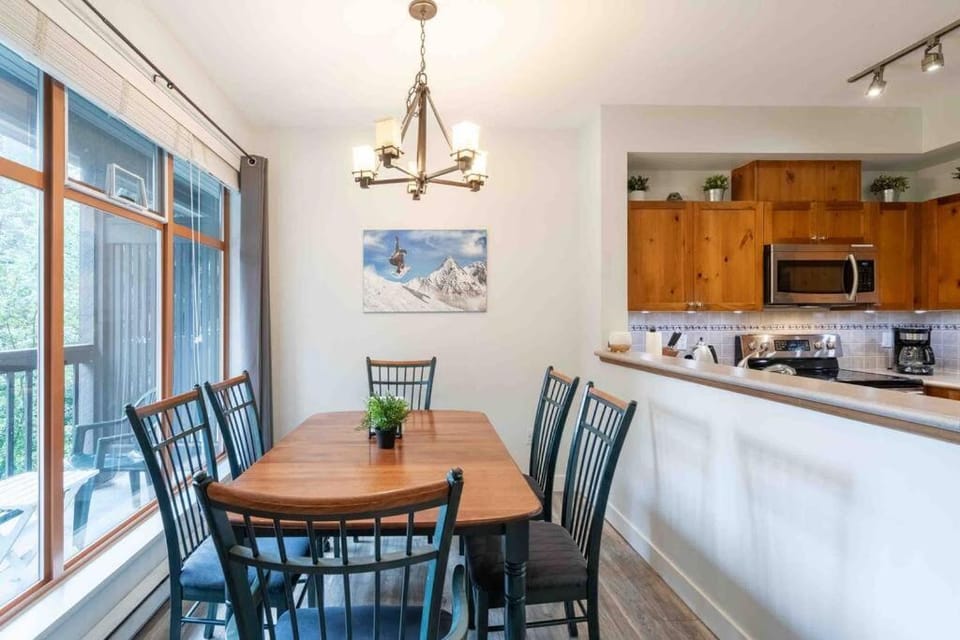 Updated Townhouse in Village. Pool/Hot Tub/Parking Apartment in Whistler