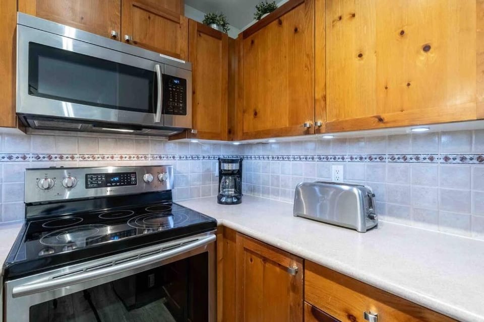 Updated Townhouse in Village. Pool/Hot Tub/Parking Apartment in Whistler
