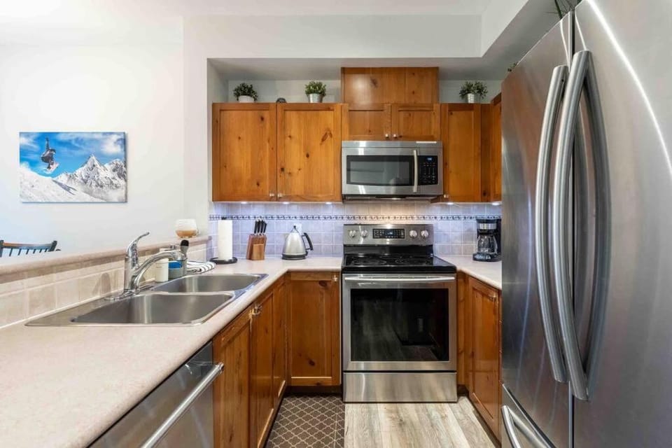 Updated Townhouse in Village. Pool/Hot Tub/Parking Apartment in Whistler