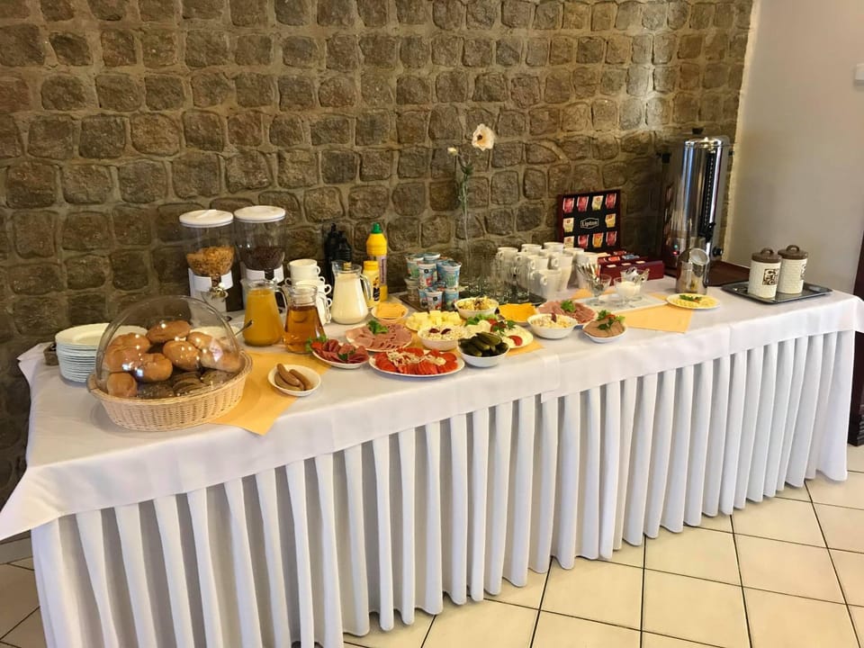 Food and drinks, Food, Breakfast, Continental breakfast, Buffet breakfast