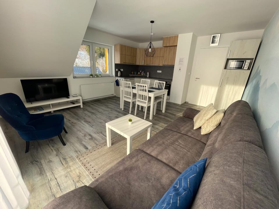 Communal lounge/ TV room, Kitchen or kitchenette, Living room