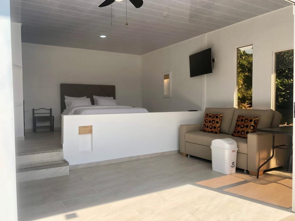 Bed, TV and multimedia, Photo of the whole room, Bedroom