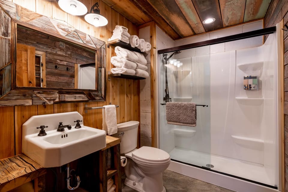 Shower, Toilet, Bathroom, towels