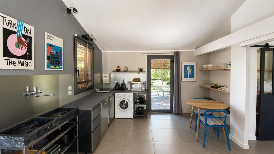 View (from property/room), Kitchen or kitchenette, Dining area, Garden view, kitchen