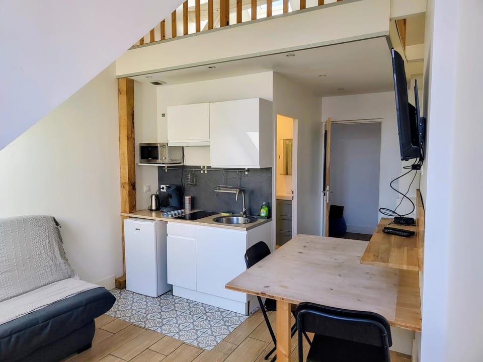 TV and multimedia, Kitchen or kitchenette, Dining area, stove