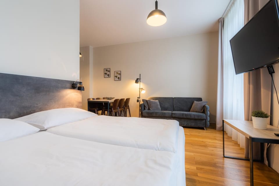 Bed, Seating area, Dining area