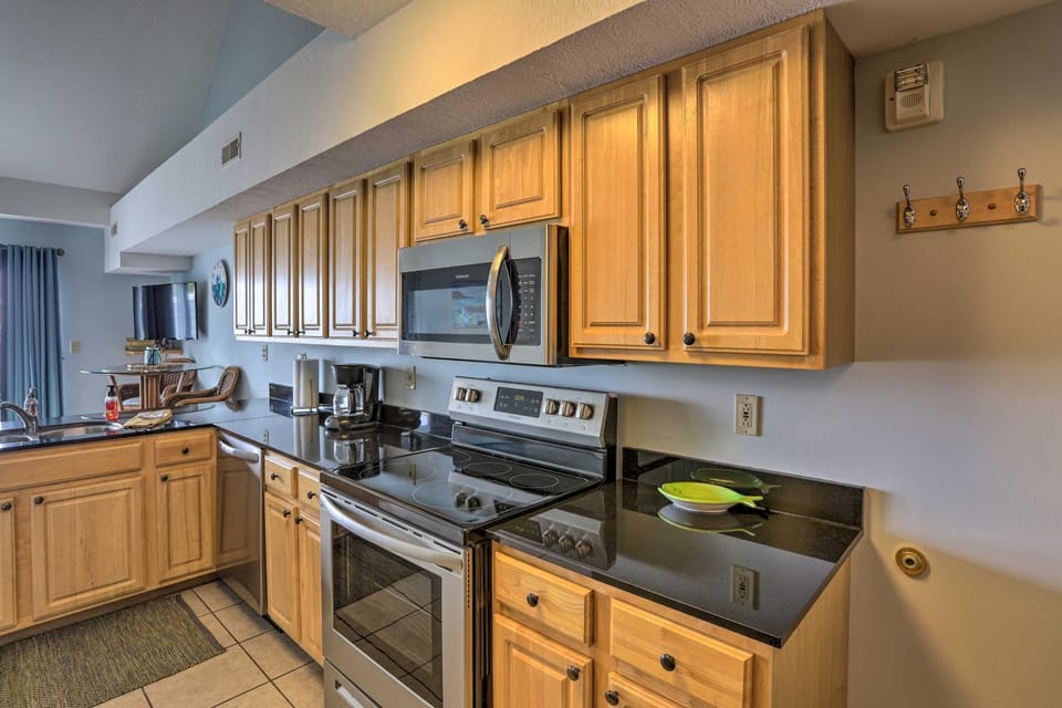 Resort-Style Condo with Lake-View Balcony! House in Lake Erie