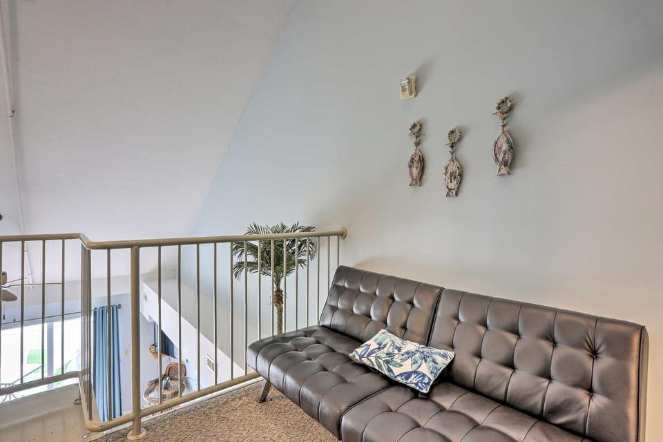 Resort-Style Condo with Lake-View Balcony! House in Lake Erie