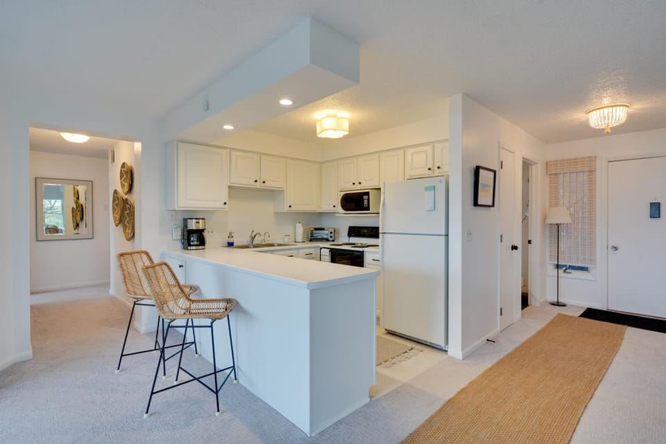 Lakefront Dewittville Condo with Private Deck! House in Lake Erie