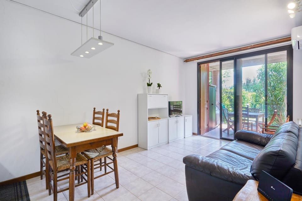 Oasi del relax - 100mt lake - wonderful apartment with private garden and pool Apartment in Desenzano del Garda