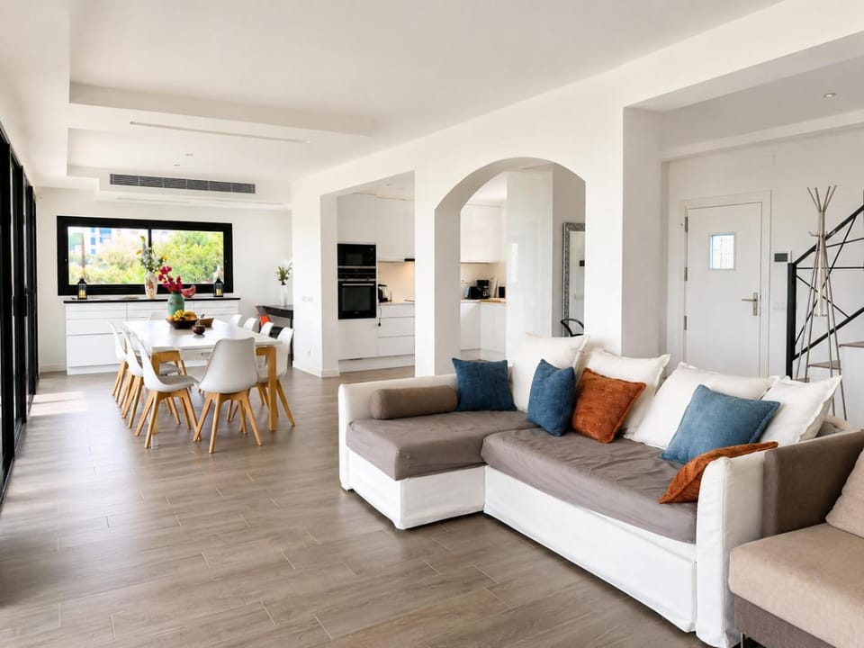 TV and multimedia, Seating area, Dining area