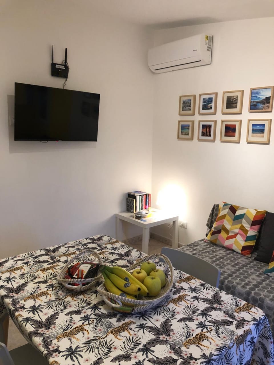 TV and multimedia, Living room, Food and drinks, Seating area, Dining area, Food, locker, locker, air conditioner