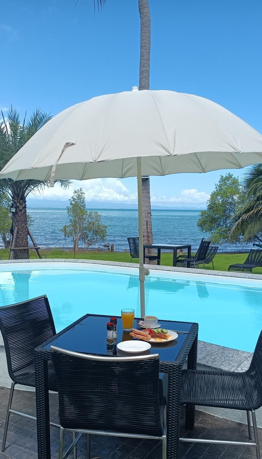 Swimming pool, Breakfast