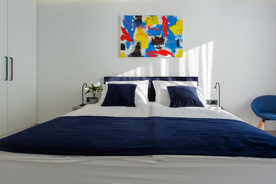 Bed, TV and multimedia, Photo of the whole room, Bedroom, Sea view, wardrobe