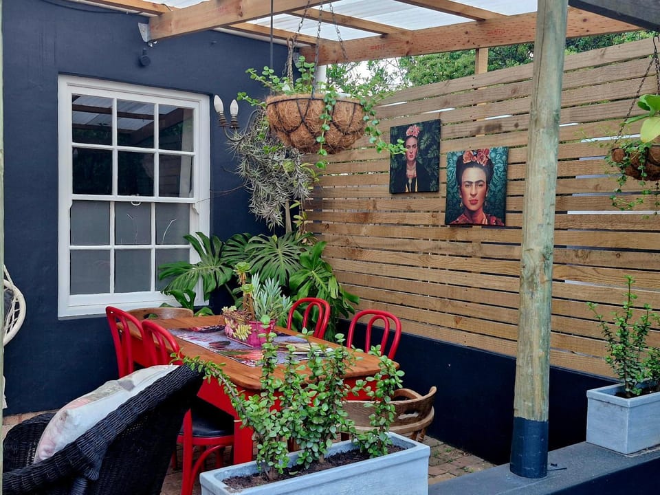 Patio, Day, Dining area