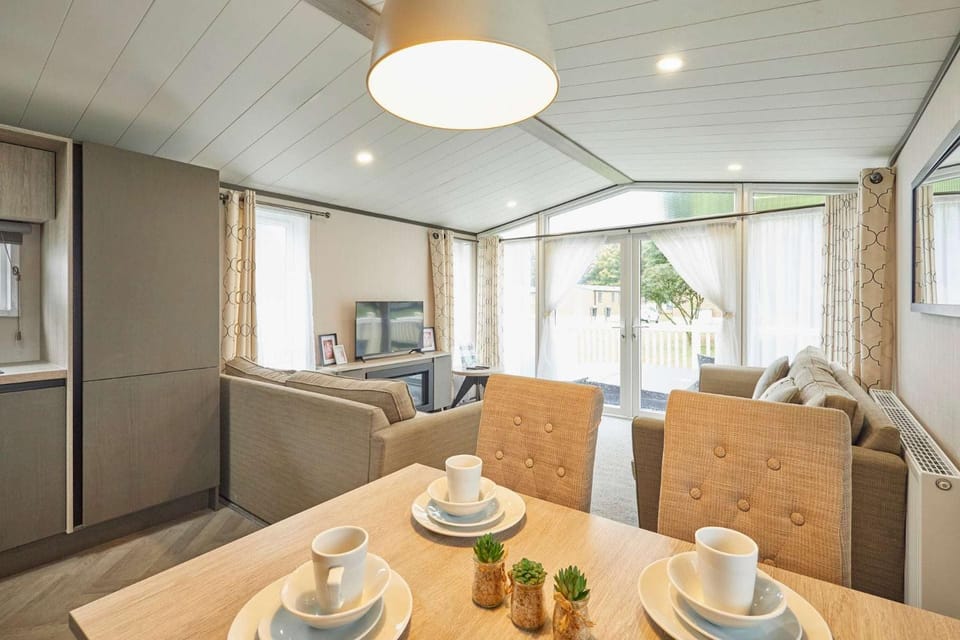Falconers Lodge with Hot Tub Chalet in England