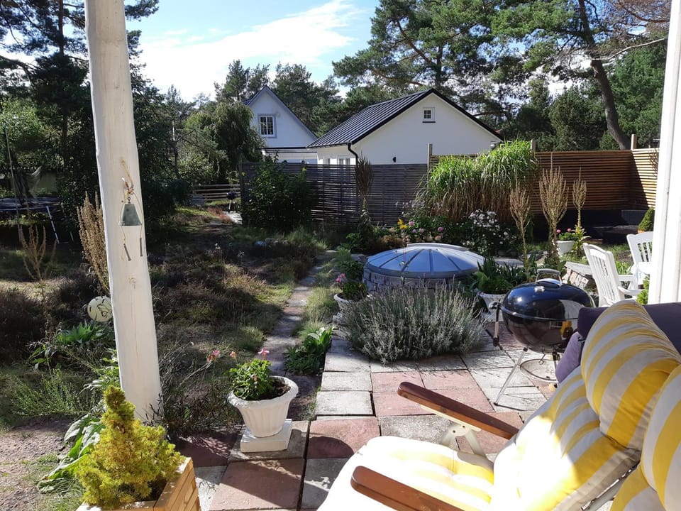 Patio, Day, Garden, Garden, Seating area, Garden view, sunbed