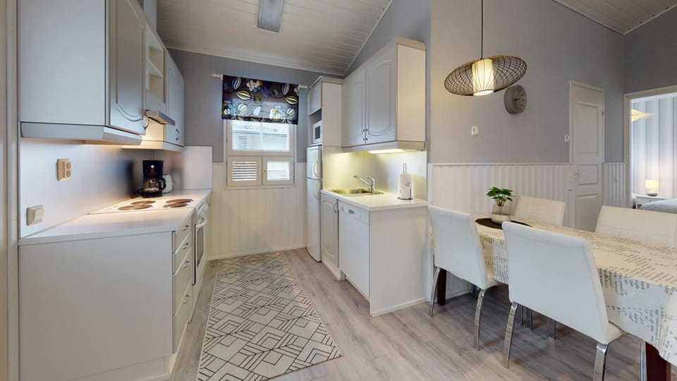 Dining area, kitchen