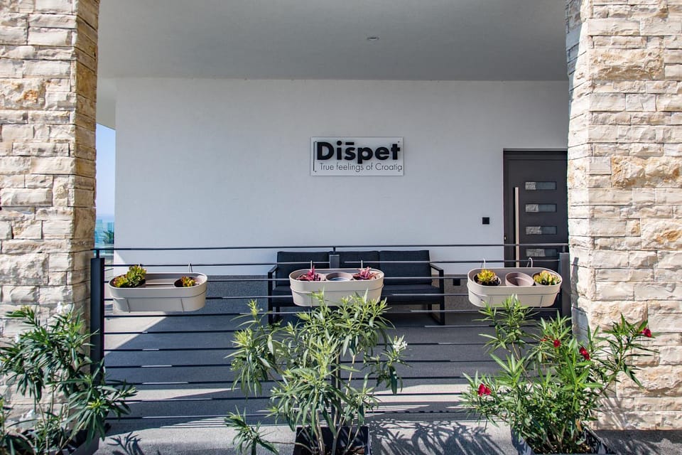 Property building, Facade/entrance, Balcony/Terrace