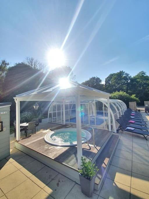 Hot Tub, Swimming pool