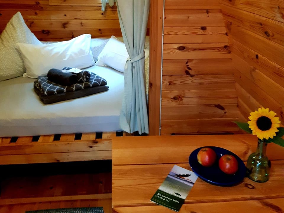 Bed, Seating area