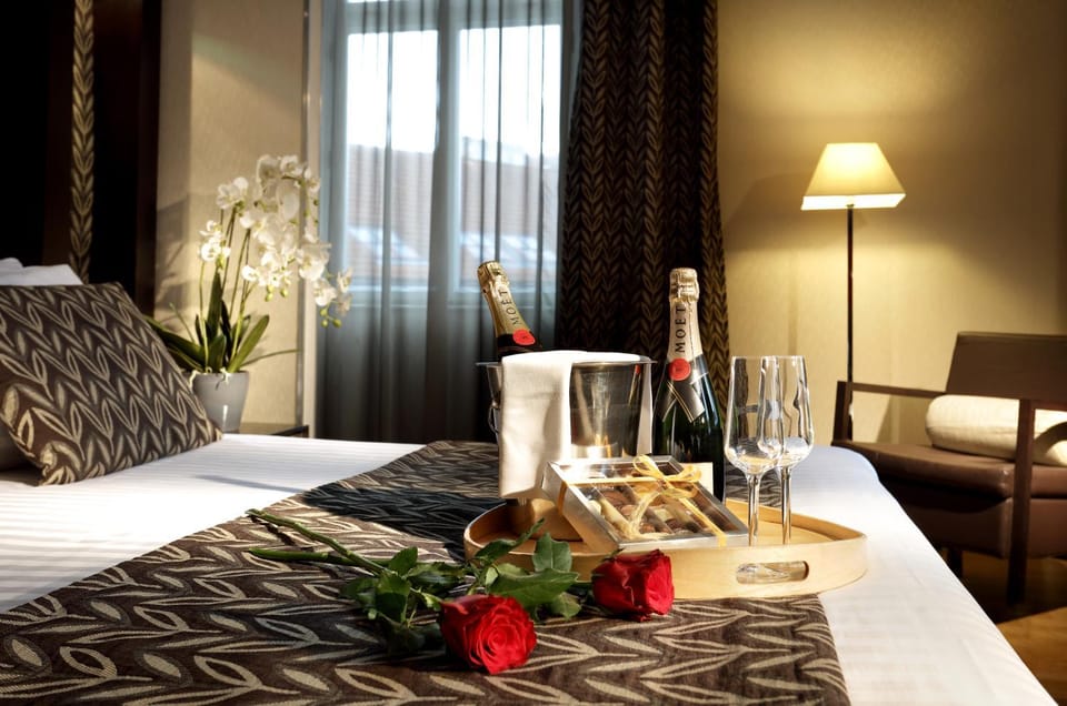 Bed, Food and drinks, Photo of the whole room, Decorative detail, Bedroom, Entertainment