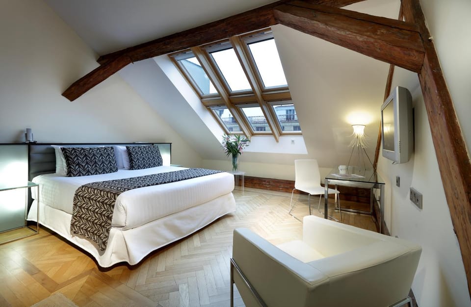 Bed, Photo of the whole room, Decorative detail, Bedroom