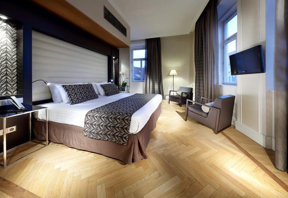 Bed, Photo of the whole room, Decorative detail, Bedroom