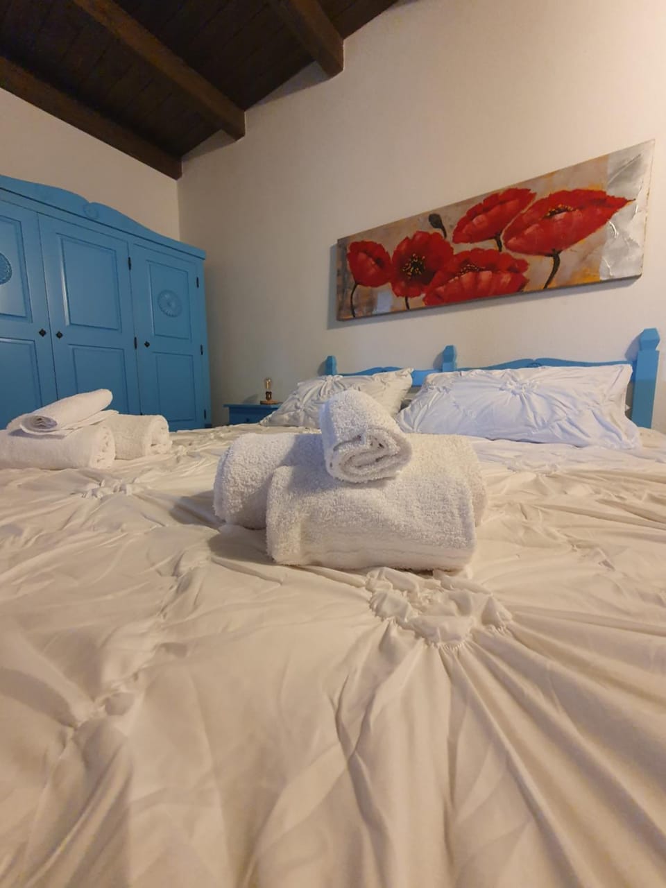 Bed, Bedroom, towels