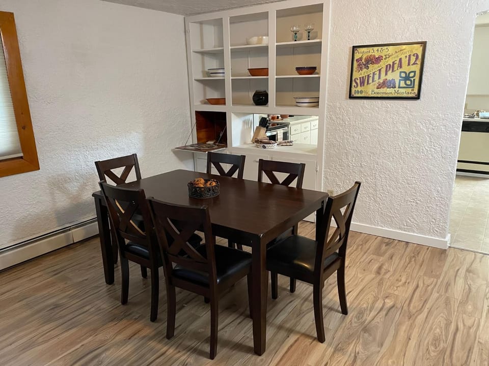 Charming and cozy downtown Bozeman 3 bedroom condo Walk to dinner and drinks Apartment in Bozeman