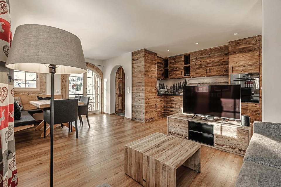 TV and multimedia, Living room, Seating area, Dining area