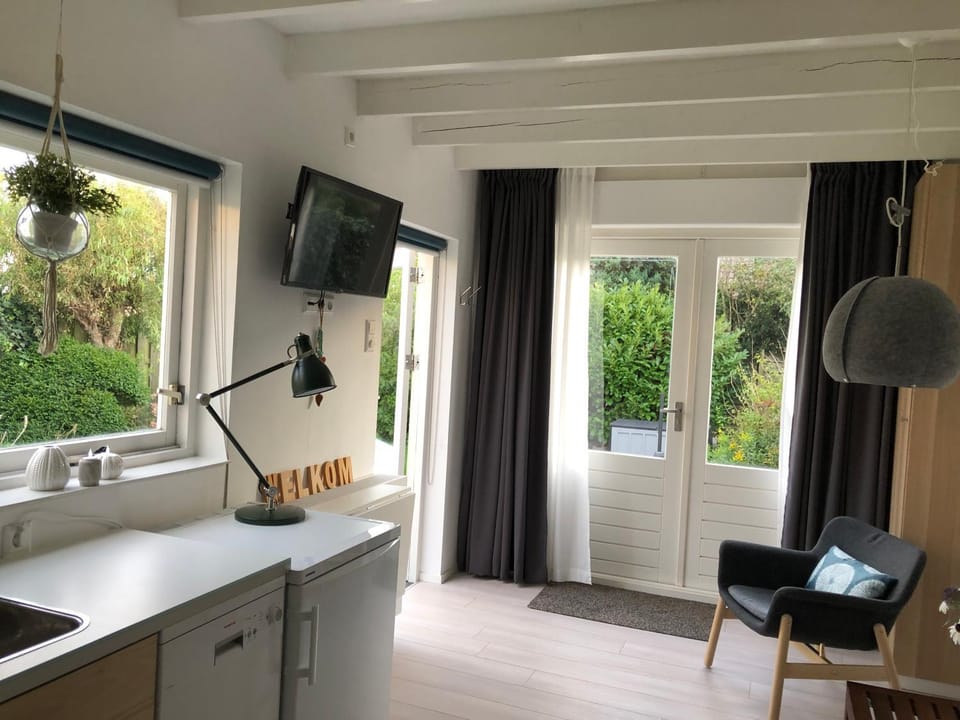 TV and multimedia, Kitchen or kitchenette, Garden view