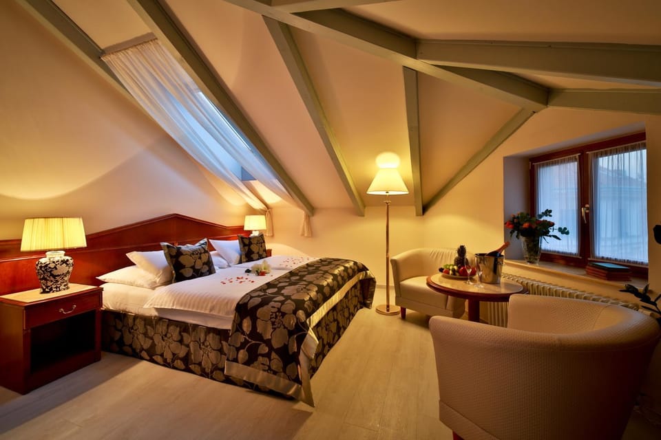 Seating area, Bedroom