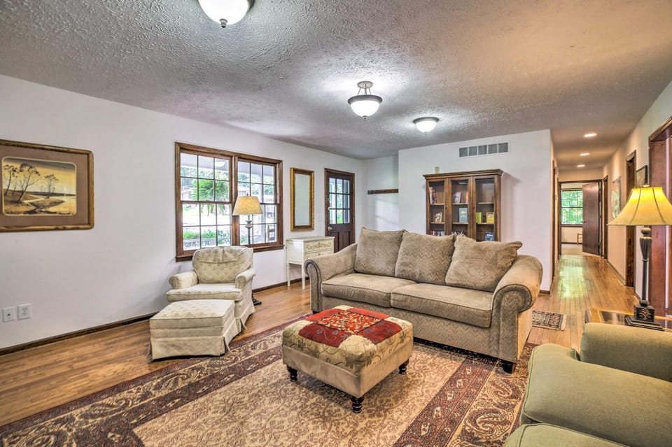 Quiet Home w/ Fire Pit - 1 Mi to Downtown Acworth! House in Acworth