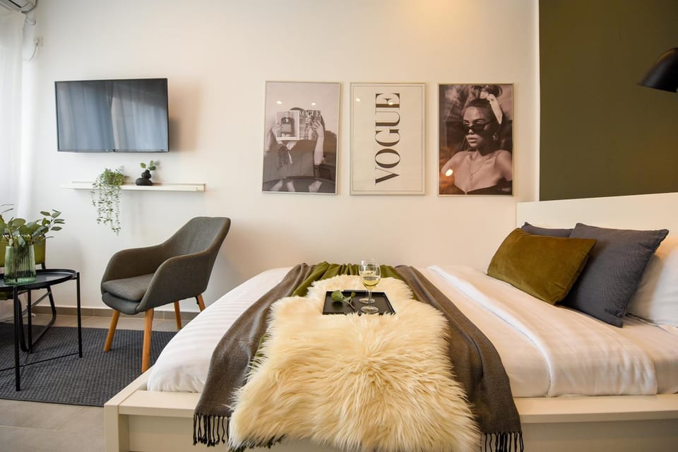 Bed, Seating area