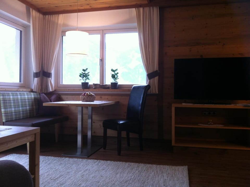 Photo of the whole room, Dining area
