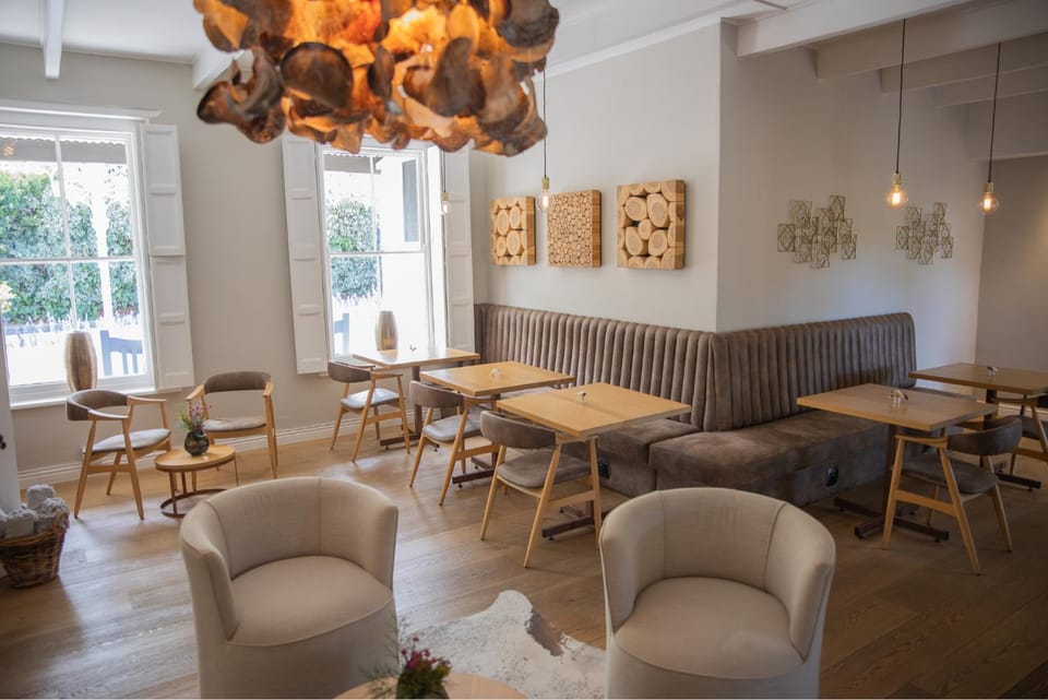 Seating area, Breakfast