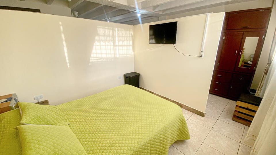 Bed, TV and multimedia, Photo of the whole room, Evening entertainment, Bedroom