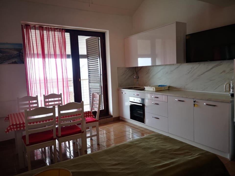 Kitchen or kitchenette, Dining area